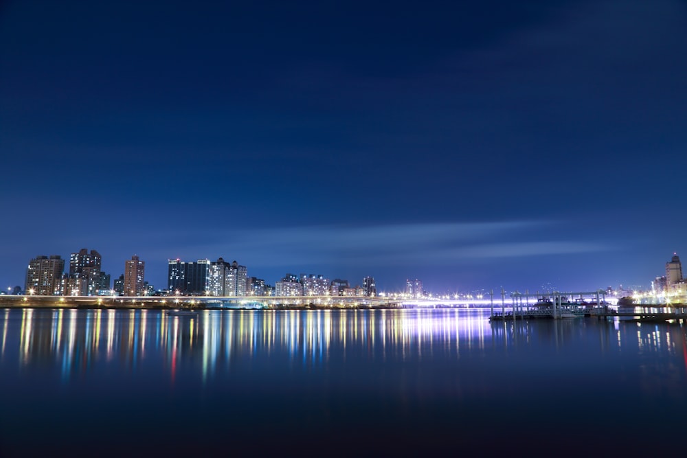 fotografia de paisagem da cidade perto do corpo de água