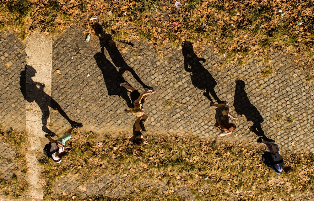 silhouette di persona che cammina per strada