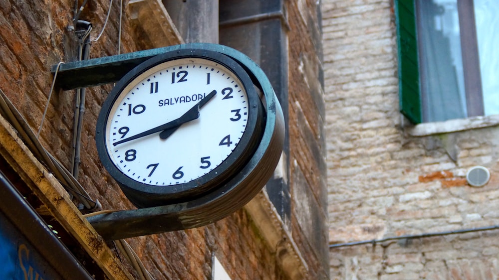 runde schwarze analoge Wanduhr