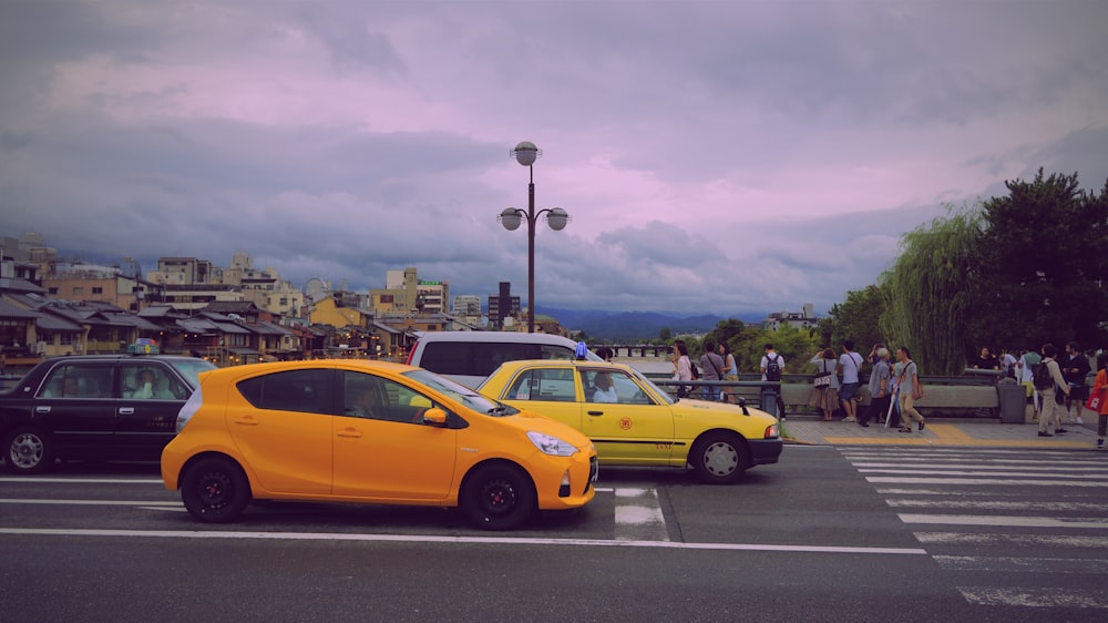 Vários carros na estrada cinza