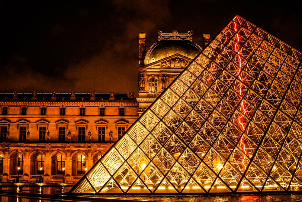 fotografia de baixo ângulo do museu do louvre Paris