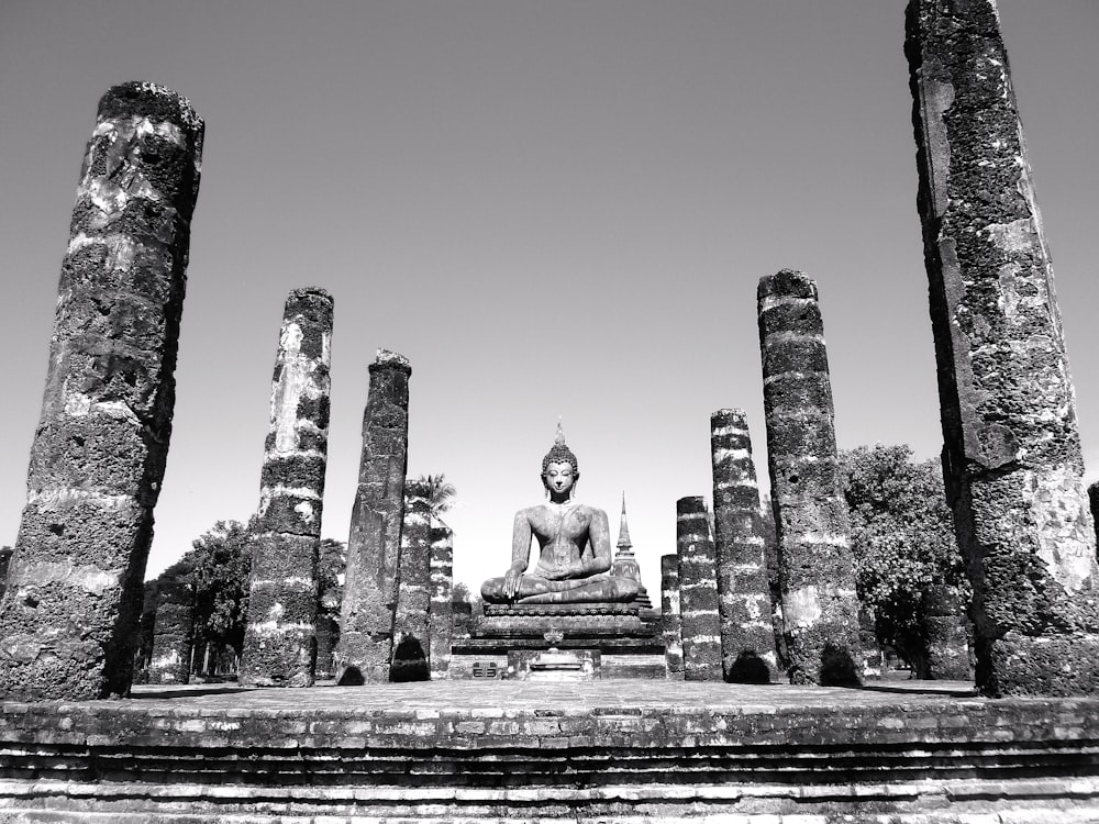 foto em tons de cinza da estátua de buddha