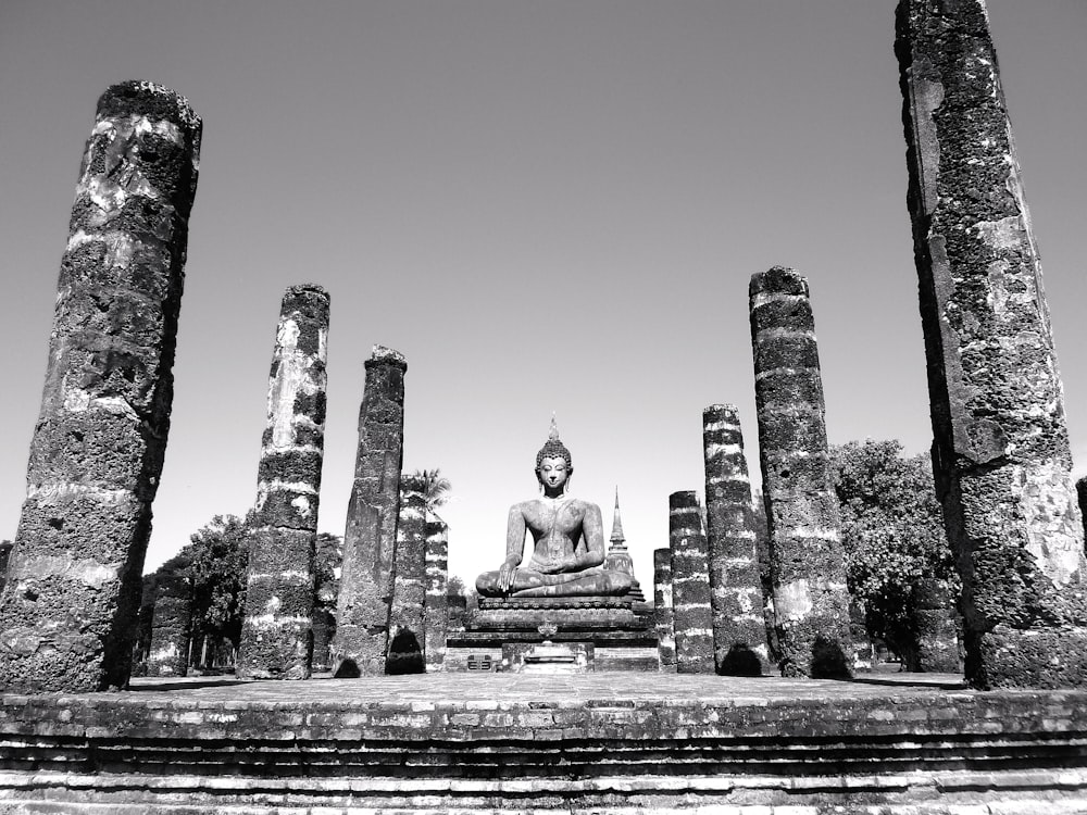 Photo en niveaux de gris de la statue de Bouddha