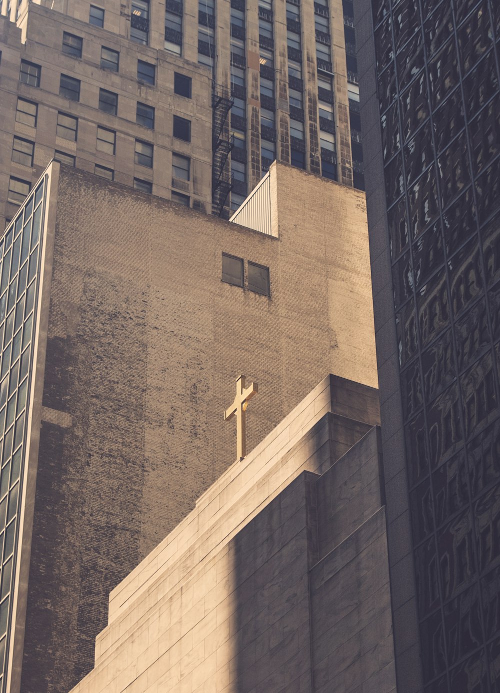 十字架付きコンクリート建物のローアングル写真