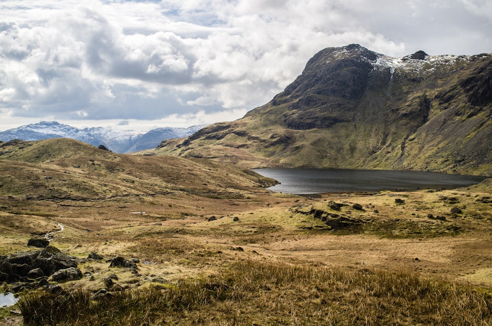 fotografía de paisaje de montaña bajo cielo nublado durante el día