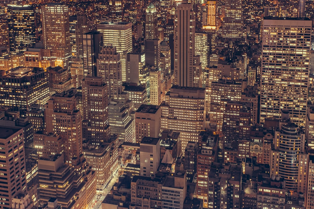 Photographie aérienne de bâtiments de la ville avec des lumières
