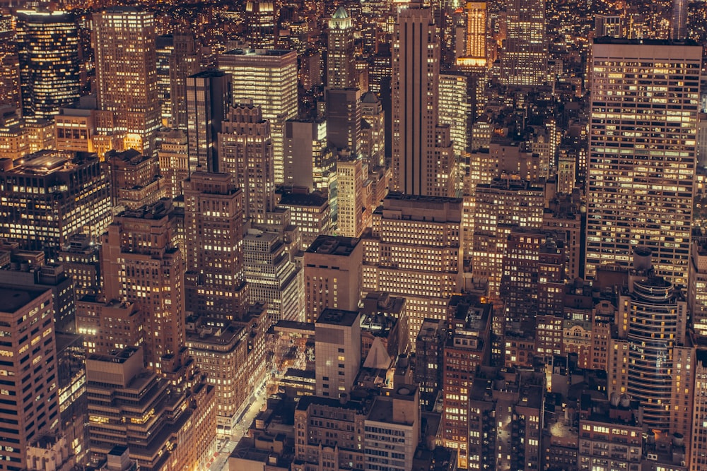 照明のある都市の建物の航空写真