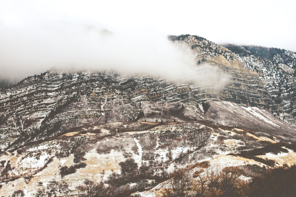 Vista aérea de la montaña del campo de nieve