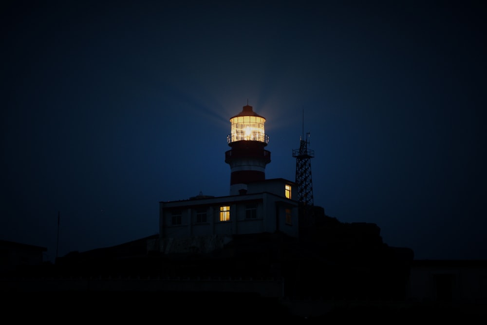 Faro durante la noche