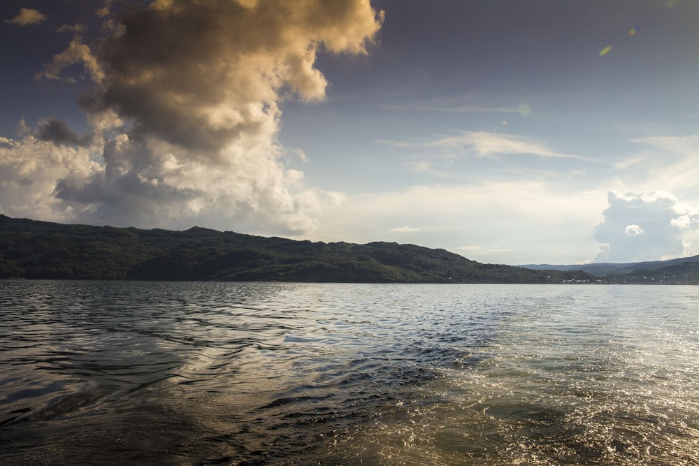 specchio d'acqua calmo con cielo nuvoloso