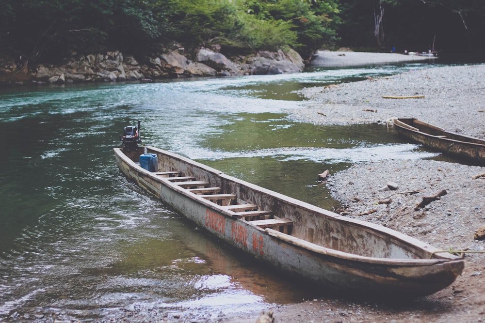 Graues Boot am Ufer