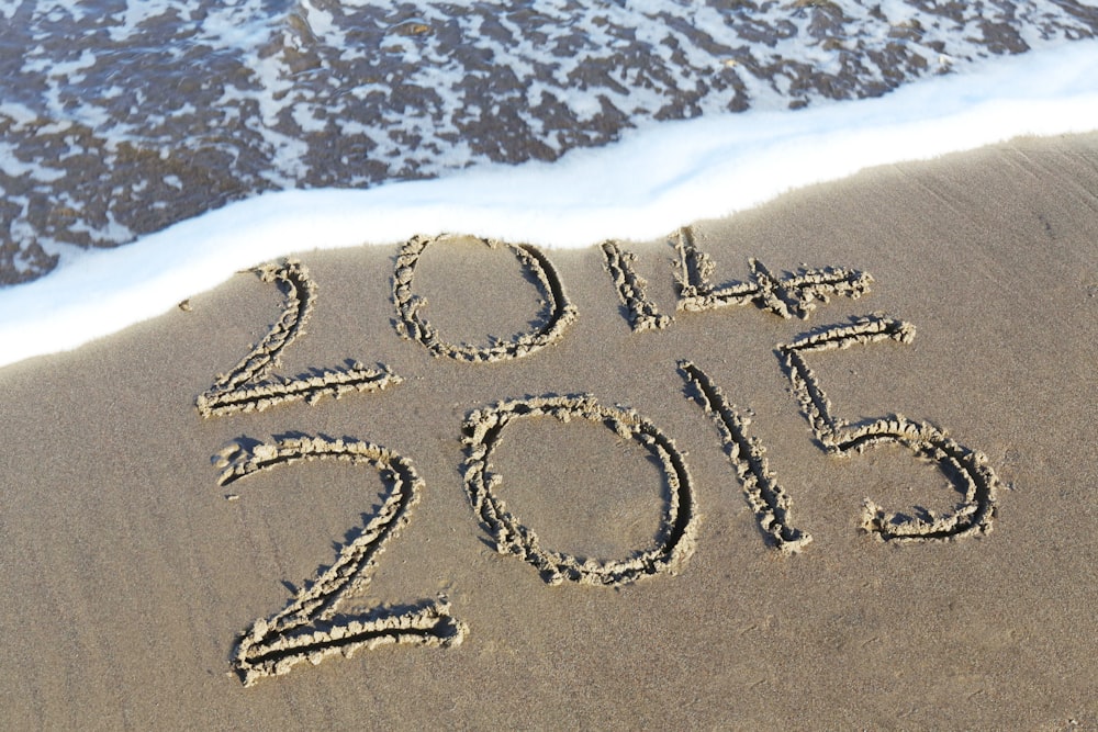 plage rivage gravure avec des textes de 2014 et 2015 pendant la journée