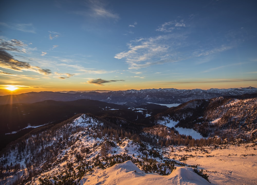 Vista aérea das árvores e da montanha durante o pôr do sol