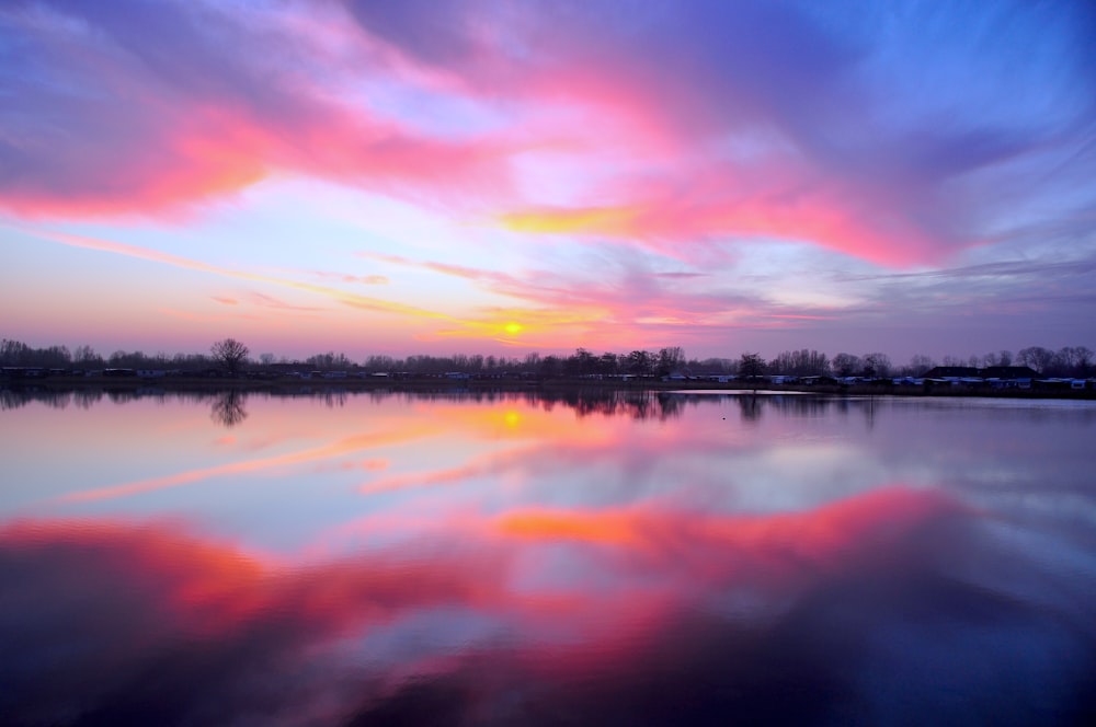 Belo nascer do sol roxo e rosa no horizonte no céu em Cuxhaven.