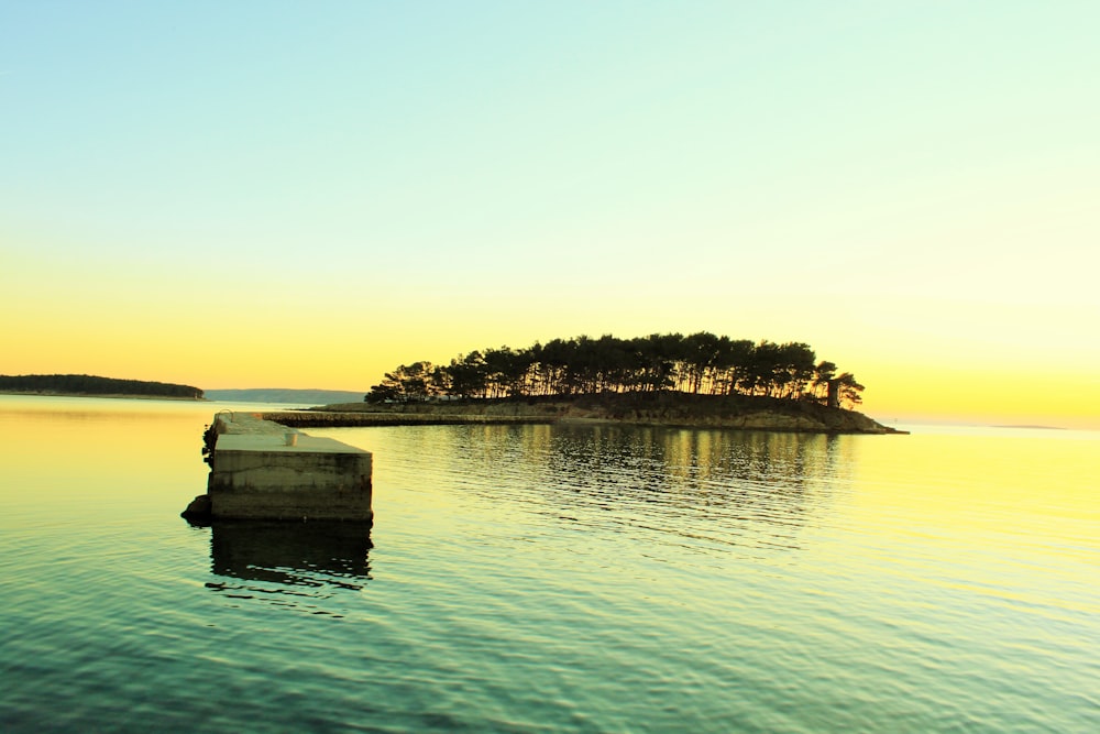 fotografia de paisagem da ilha no meio do corpo de água
