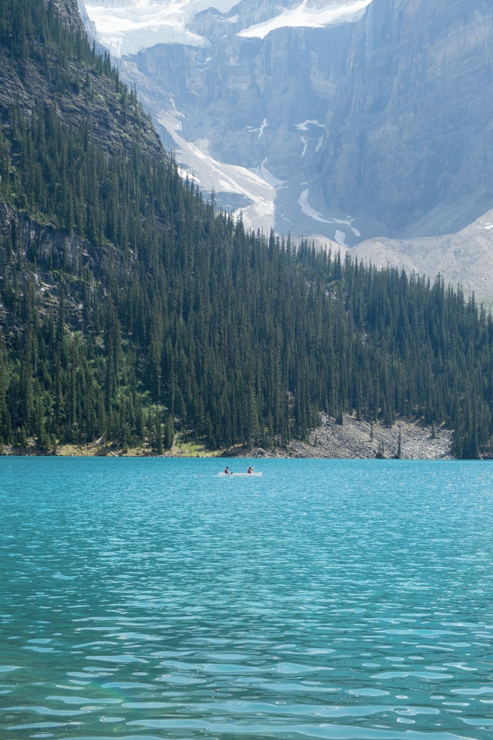 Fotografía de paisaje de un cuerpo de agua cerca de la montaña