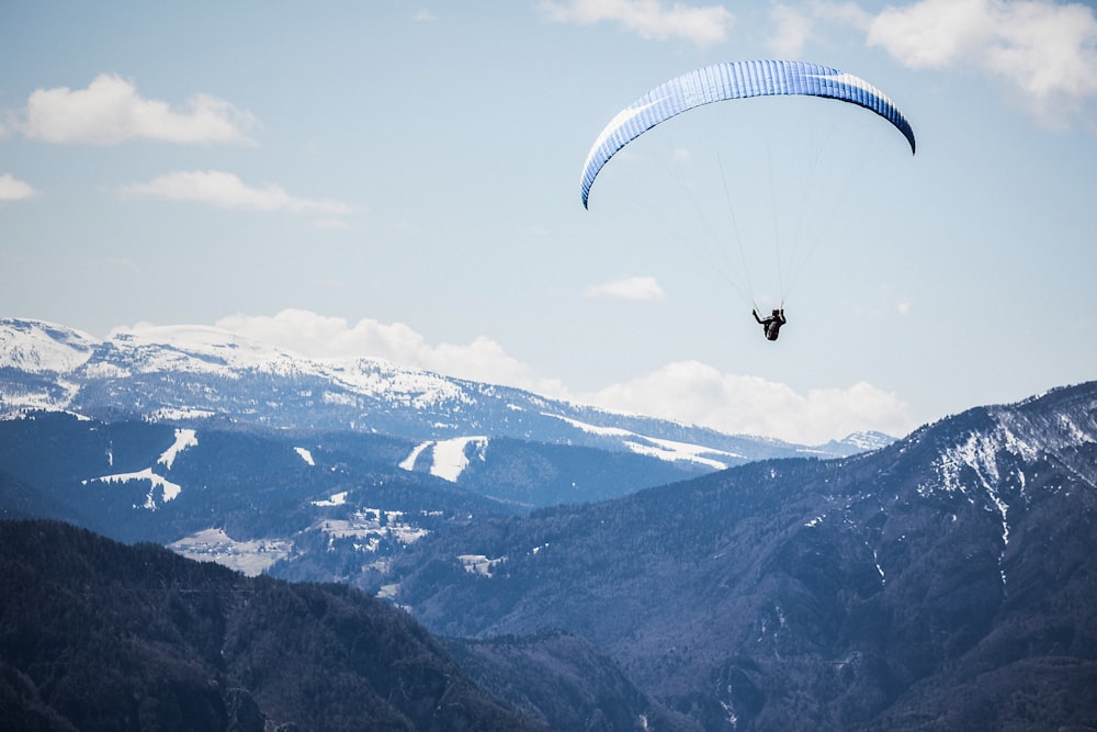 person doing xtreme sports parachute