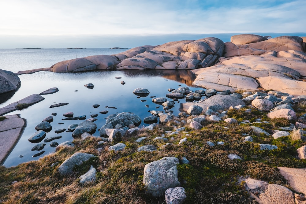 Photographie de la mer et des rochers