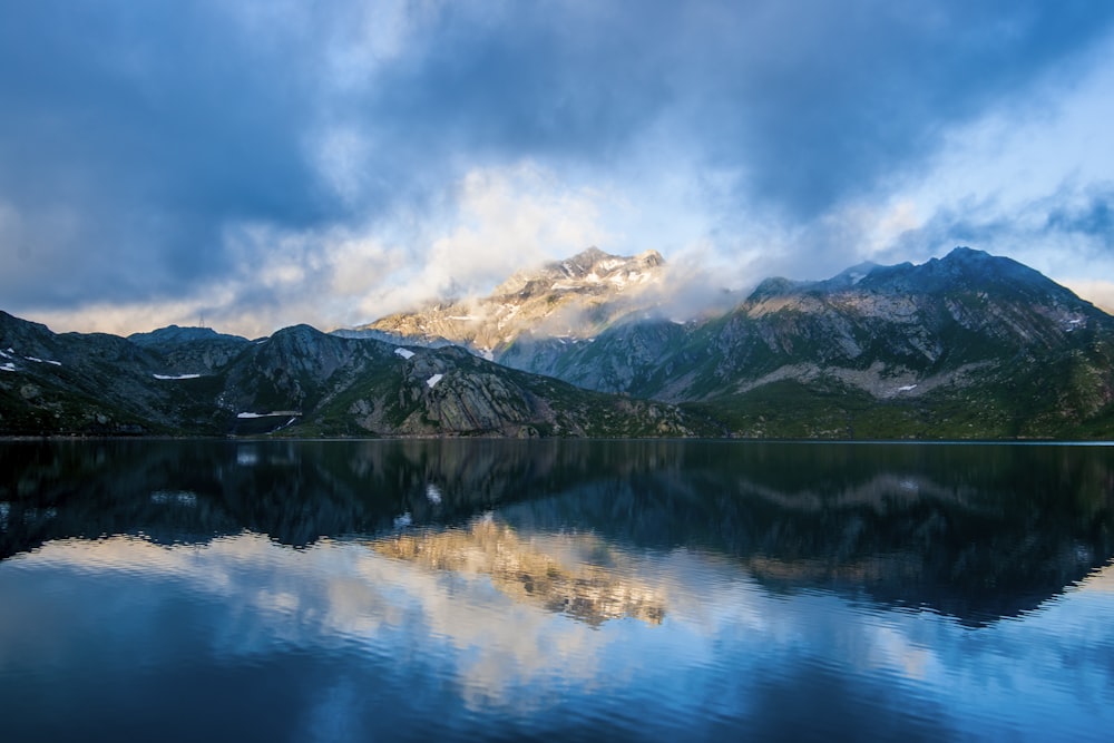 Parorama photographie de montagne sous ciel nuageux