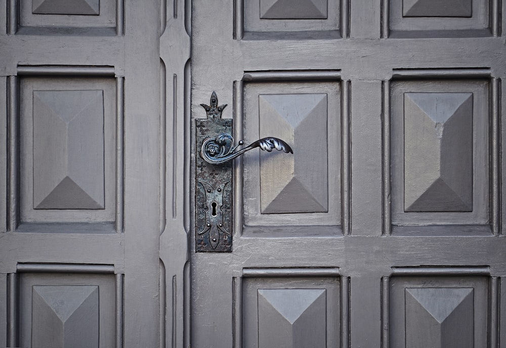 porta chiusa in legno grigio