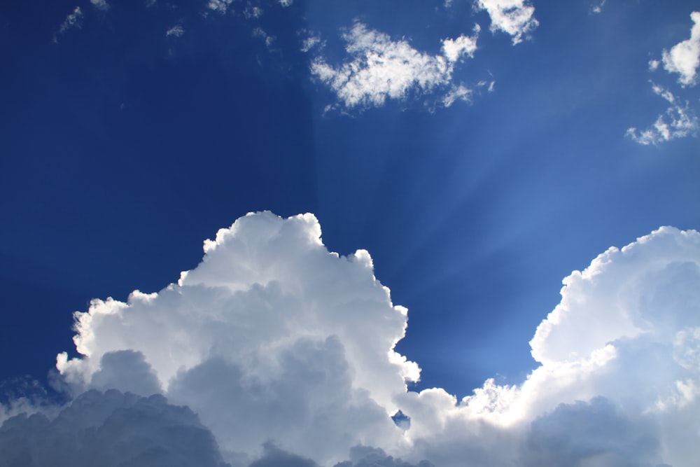 ciel nuageux pendant la journée