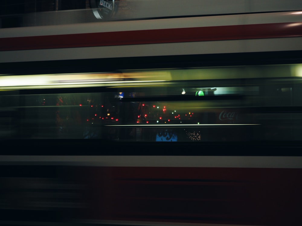 une photo floue d’un train la nuit