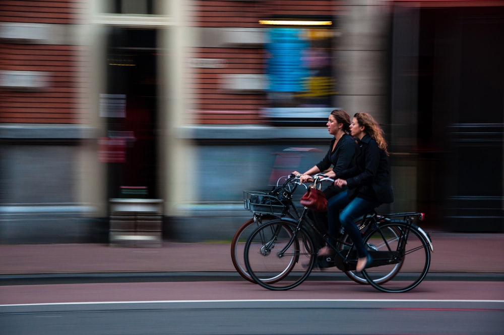 Photographie en accéléré de deux personnes faisant du vélo