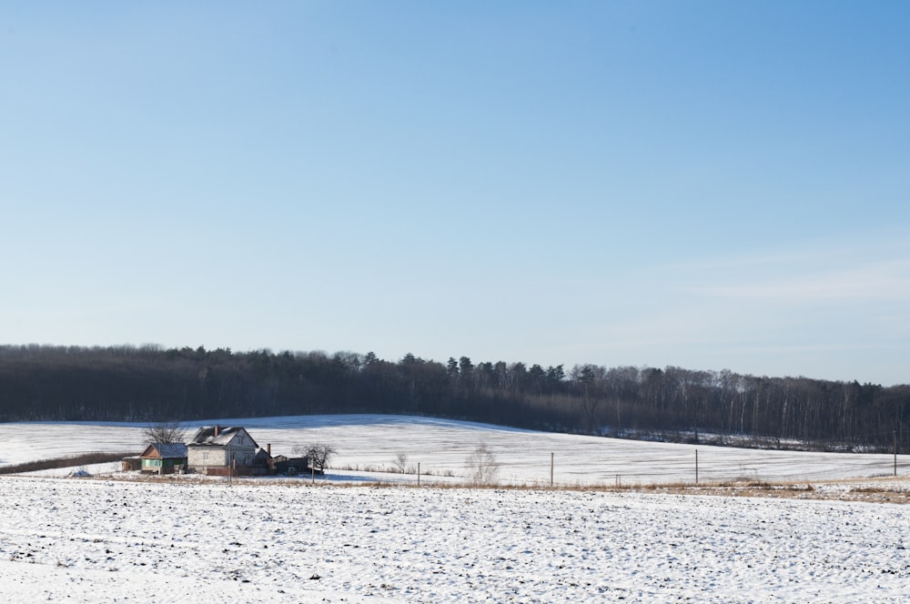 Vue à vol d’oiseau de la maison recouverte de neige