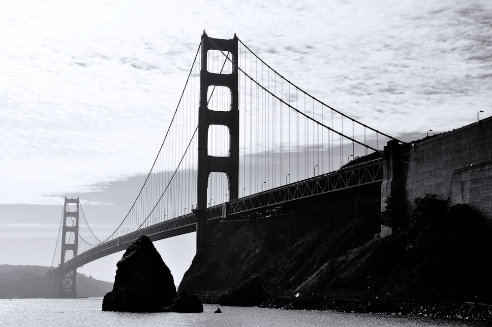 Foto en escala de grises del puente Golden Gate