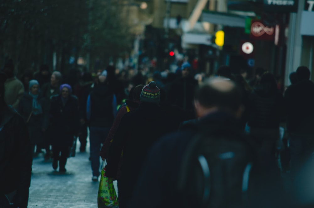 Menschen, die auf der Straße in der Nähe des Gebäudes gehen