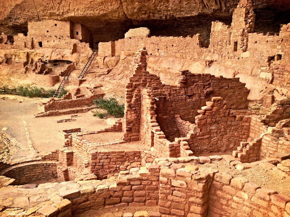 Bâtiments en béton brun