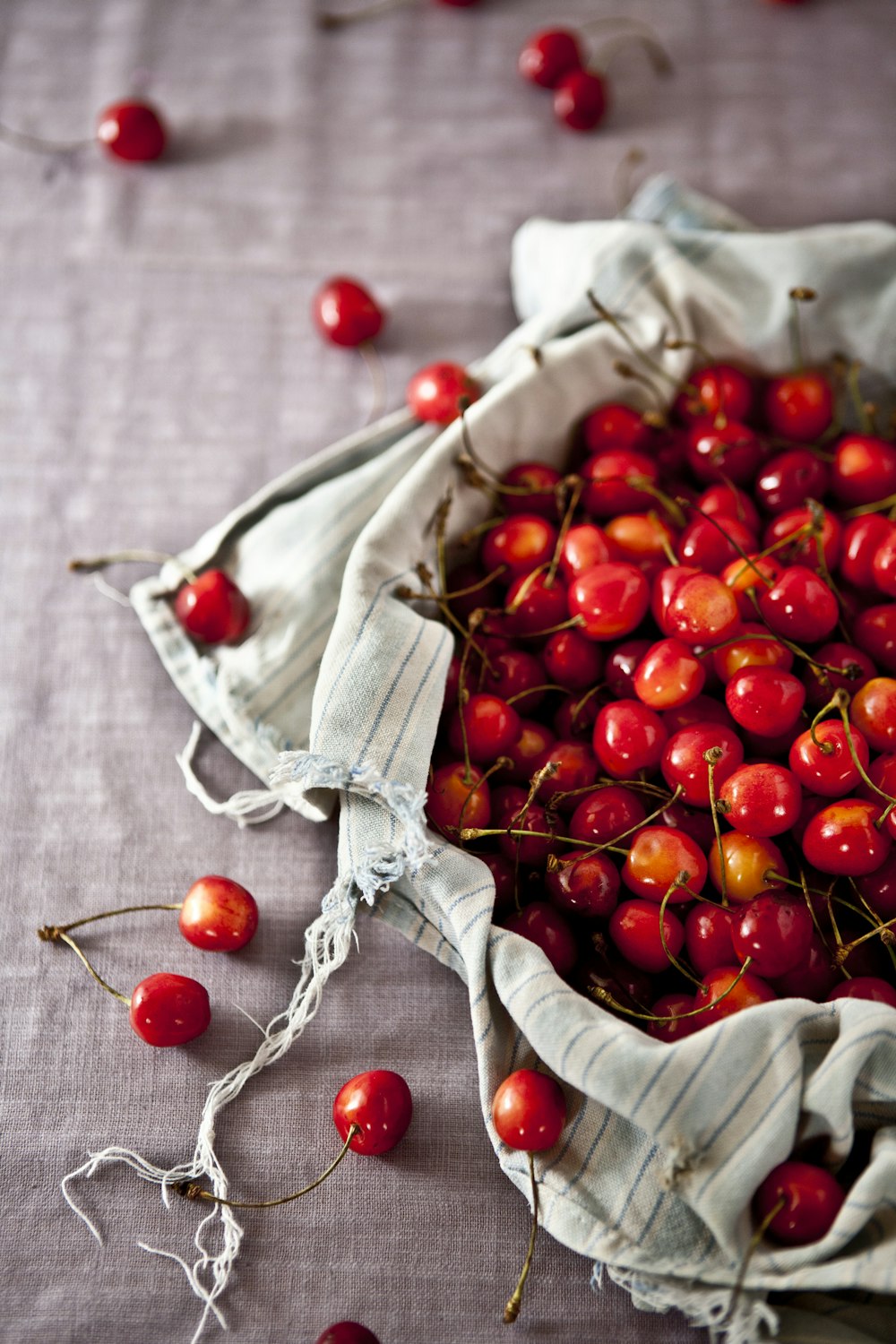 Fotografía de enfoque superficial de cerezas