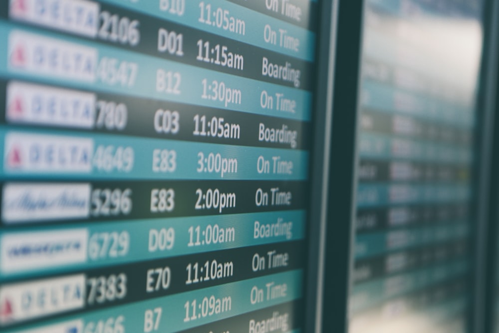 Horaires des départs de l’aéroport indiquant les vols Delta et Alaska Airlines à l’heure et à l’embarquement