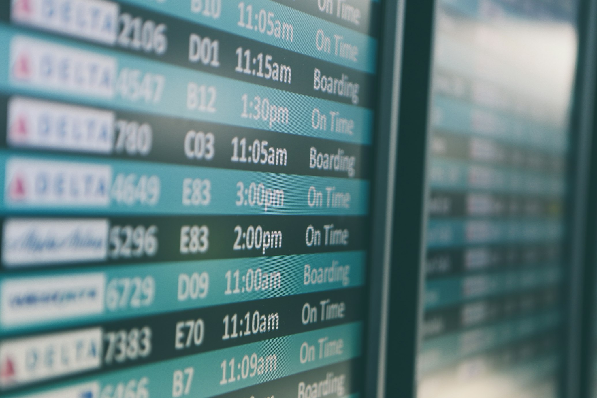 tabellone con orari di voli in partenza