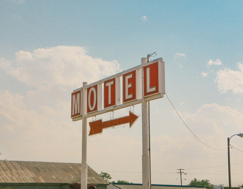 Signalisation rouge et blanche du motel