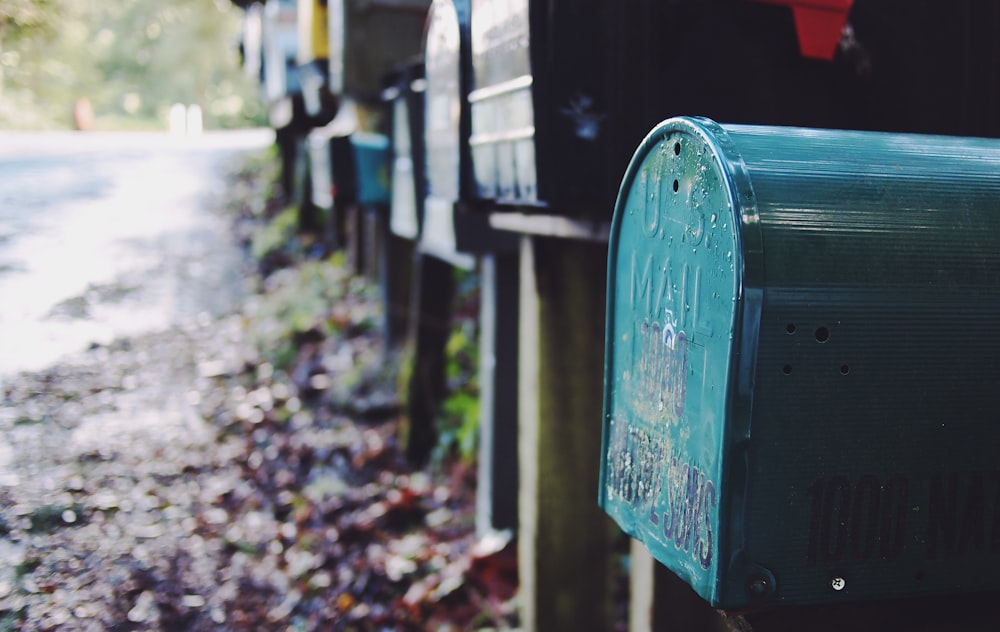 Photographie par décalage d’inclinaison de la boîte aux lettres verte