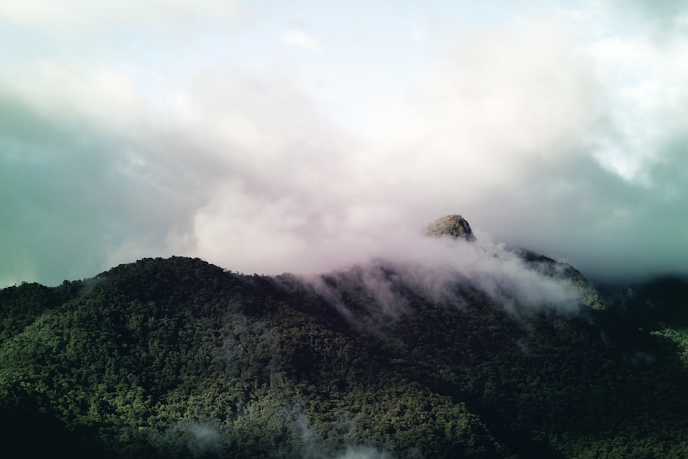 fotografía de paisaje de montaña con cielo nublado