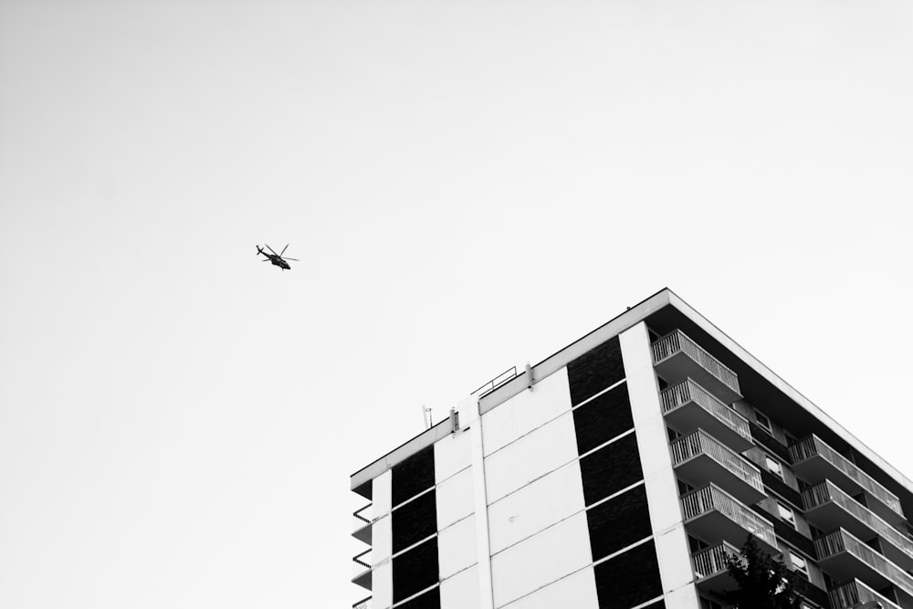 Fotografia de visão de baixo ângulo do helicóptero