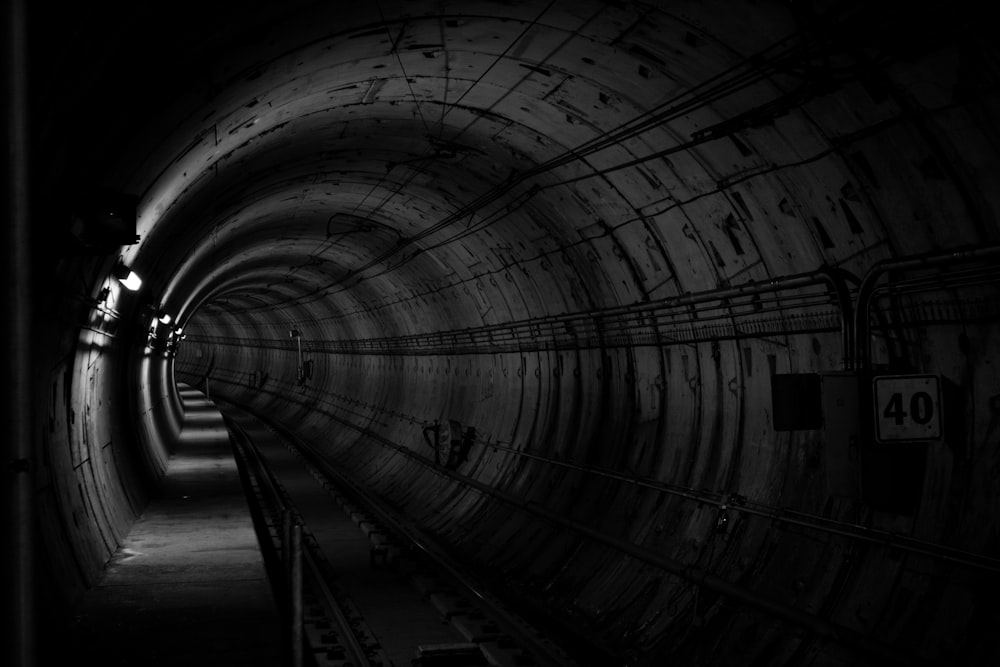 Foto en escala de grises Tren subterráneo