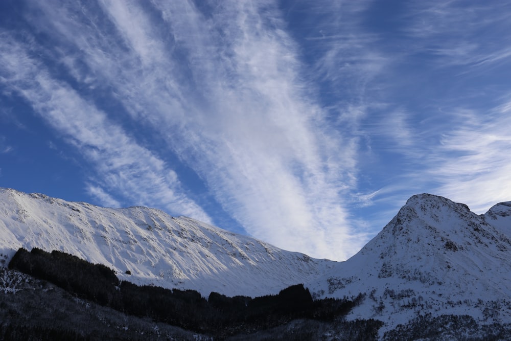 Montanha de neve sob céu nublado