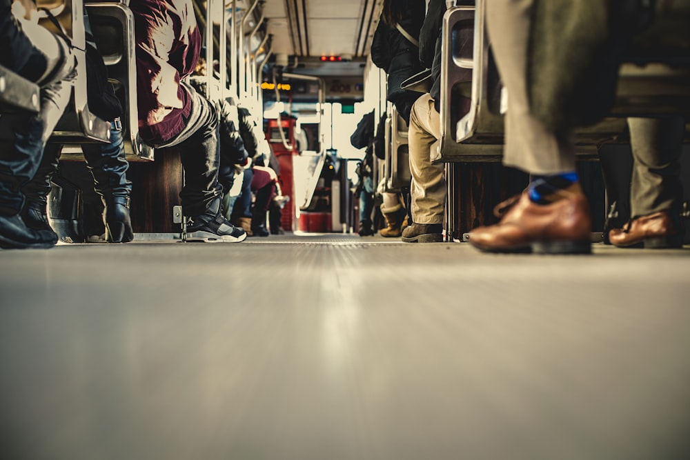 Personas sentadas dentro del autobús