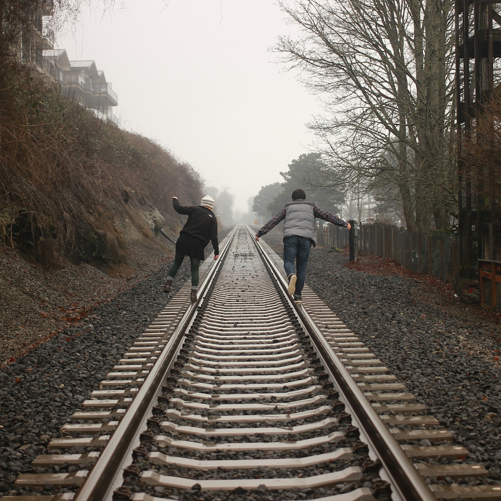 Canon EOS 600D (Rebel EOS T3i / EOS Kiss X5) + Canon EF 40mm F2.8 STM sample photo. Two person walking on photography