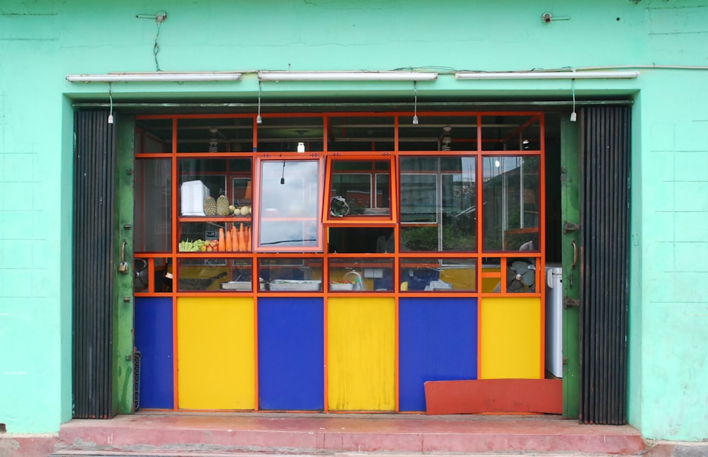 Tienda de hormigón verde azulado