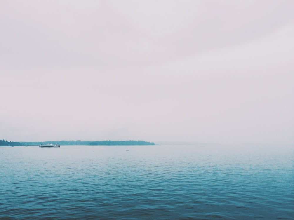 mer bleue sous ciel gris