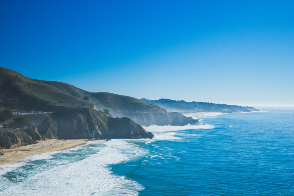 sea under clear blue sky