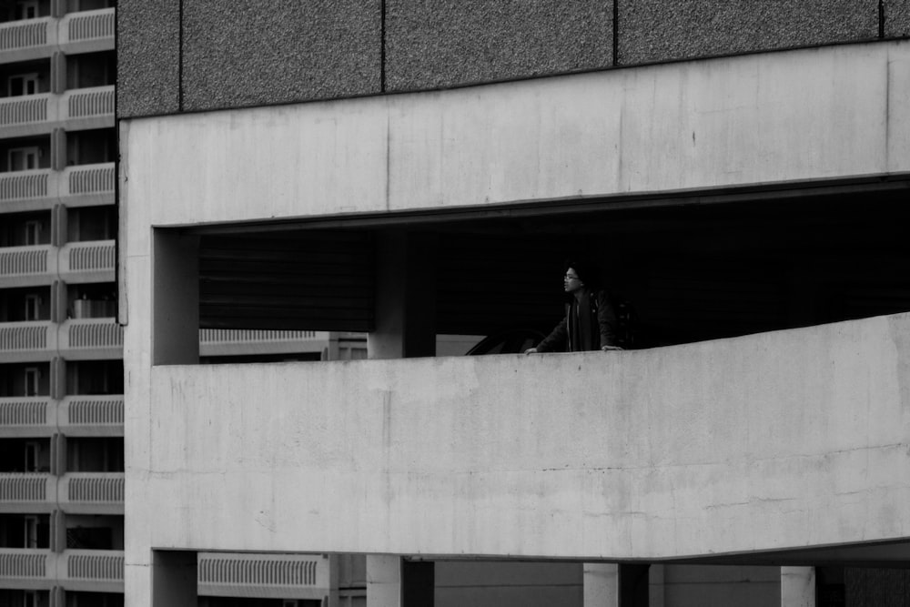 Photographie en niveaux de gris d’un bâtiment