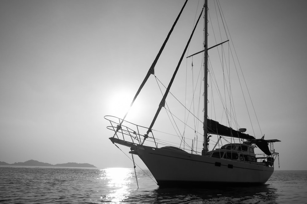 Yacht blanc sur plan d’eau