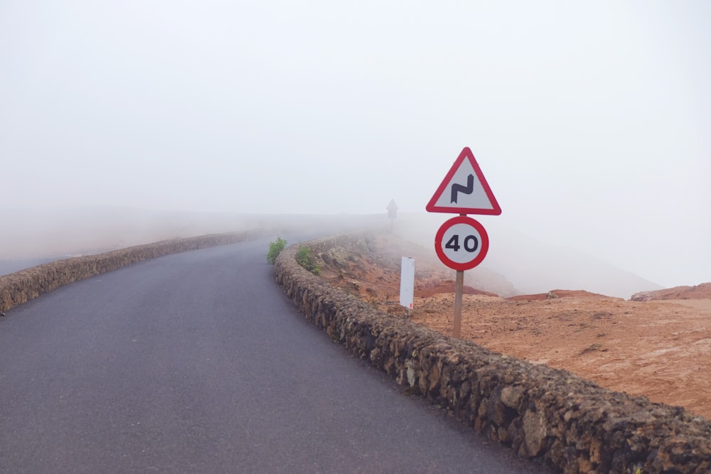 40 sinalização de limite de velocidade ao lado da rodovia