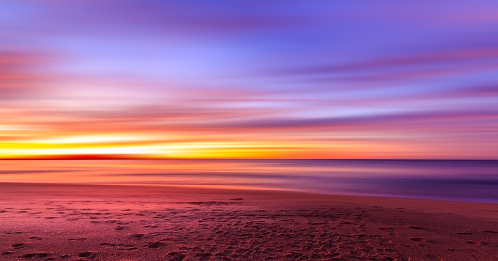 Vista de la puesta de sol a la orilla del mar