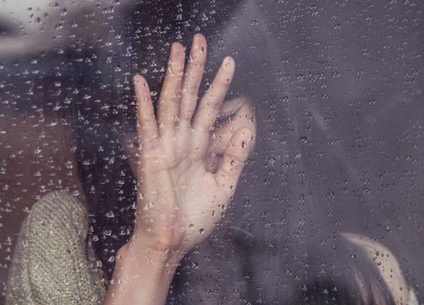 What are the major differences between sadness and depression?